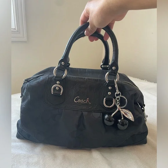 𝘊𝘰𝘢𝘤𝘩 𝘈𝘴𝘩𝘭𝘦𝘺 𝘚𝘪𝘨𝘯𝘢𝘵𝘶𝘳𝘦 𝘚𝘢𝘵𝘦𝘦𝘯🖤 - Picture 2 of 5